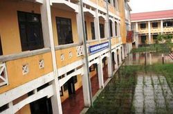 Sơ tán khẩn cấp 700 học sinh do trường bất ngờ... sụt lún gần 1m