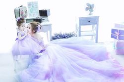 Hai mẹ con Elly Trần điệu đà làm 'cô dâu nhỏ xinh'