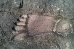 Bí ẩn những dấu chân khổng lồ trên núi Bà Đen