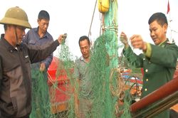 Tàu cá Trung Quốc phá hoại ngư lưới cụ của ngư dân Quảng Trị