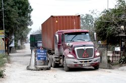 Xe container trốn trạm thu phí đường 5, phá nát tỉnh lộ
