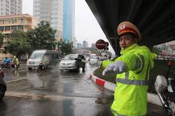 Hà Nội: CSGT gồng mình chịu lạnh 'cắt da cắt thịt'