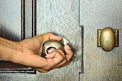 10 nơi giấu tiền 'bá đạo' nhất trong nhà