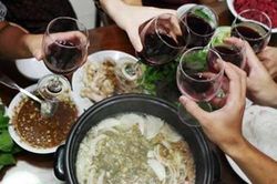 'Thà uống rượu thăng tiến còn hơn ngồi nhà rửa bát'