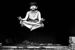 Vì sao một số người có thể bay lơ lửng trên không?
