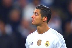 Fan Barcelona bị tố cáo miệt thị Ronaldo đồng tính