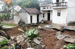 Bắt đầu khảo sát 'hố tử thần' sâu 10m ở Mỹ Đức, Hà Nội