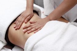 Thực hư phương pháp massage tinh dầu làm giảm mỡ bụng mà chị em 'cả tin'