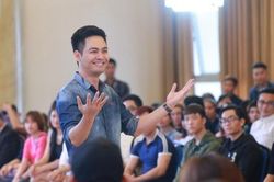 Bất ngờ với giọng hát của MC Phan Anh