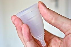Đời sống tình dục cải thiện nhờ dùng cốc nguyệt san