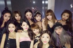 Hoa mắt trước dàn gái xinh 11 người giống hệt nhau