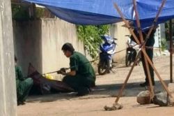 Thiếu tá quân đội chết bên vệ đường nghi do bệnh lý?