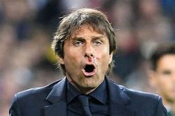 Ăn mừng quá đà, HLV Conte bị vỡ mũi
