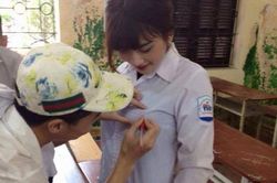 Khó coi cảnh nam sinh viết lưu bút lên ngực bạn nữ