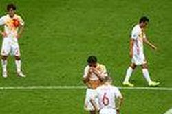 Quá bức xúc, HLV Conte sút bóng lên khán đài