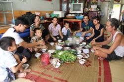 Ấm áp khoảnh khắc gia đình sum vầy bên mâm cơm