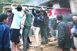 Ghê rợn hủ tục 'phơi xác' trong nhà của người H'Mông