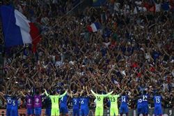 Ngỡ ngàng xem Pháp ăn mừng theo phong cách... Iceland
