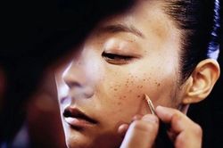 Khi 'khuyết điểm' tàn nhang trở thành xu hướng mới lạ trong make up