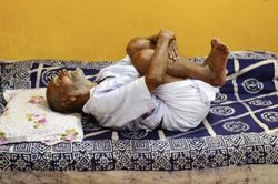 Sống thọ 120 tuổi nhờ tập Yoga và nói không với đàn bà