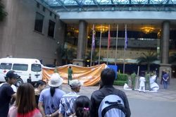 Nhân viên bảo trì kính rơi từ tầng cao khách sạn Sheraton Sài Gòn