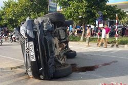 Fortuner đâm đuôi xe 4 chỗ văng qua dải phân cách giữa thành phố Vinh