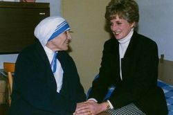 Sự thật về Mẹ Teresa - vị thánh của những người khốn cùng