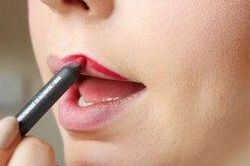 Sở hữu đôi môi căng mọng trong nháy mắt bằng cách kẻ viền môi!