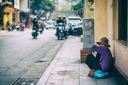 Tiền trợ cấp cho người cao tuổi đủ mua... ổ bánh mì mỗi ngày