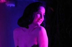 'Bỏng mắt' với màn trình diễn bốc lửa của vũ nữ thoát y Dita Von Teese