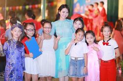 Hoa hậu dân tộc Ngọc Anh vui trung thu với trẻ em khiếm thị