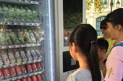 Nhiều người mất tiền oan khi sử dụng máy bán hàng tự động trên phố đi bộ hồ Gươm