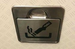 Gạt tàn trong nhà vệ sinh máy bay có tác dụng gì?