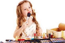 Trẻ em make up từ sớm - dễ thương hay đáng lo ngại?