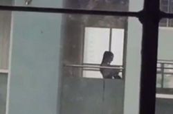 Nghi vấn: Học sinh cấp 1 bây giờ đã ngang nhiên làm 'chuyện người lớn' ngay tại trường học
