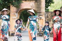 Dàn người đẹp mặc áo dài đi diễu hành qua phố