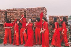 Dàn phù dâu xinh đẹp, diễn sâu quậy đám cưới tưng bừng