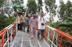 Hai lúa chế công nghệ xây cầu siêu nhanh, như trò chơi biến hình