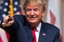 Donald Trump chiến thắng Hillary Clinton, trở thành ông chủ mới của Nhà Trắng
