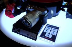 Trên tay máy ảnh Fujifilm X-A3 có màn hình lật chụp selfie