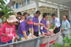 Nấu cháo làm từ thiện để chuộc lỗi sai lầm thời trai trẻ