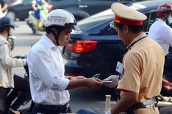 Phạt đến 400.000 đồng nếu không sang tên đổi chủ xe máy