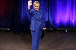 Bà Hillary Clinton buồn bã trong lần tái xuất