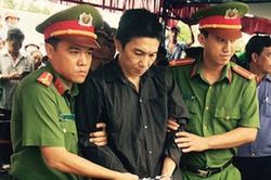 Kẻ phi tang xác bé gái trong lu nước xin được nhẹ tội