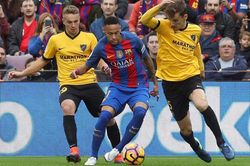 Messi đau bụng, Barca đá hơn người vẫn hòa