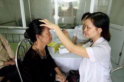 Hàng ngàn người cao tuổi được khám mắt miễn phí