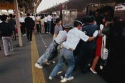 Xem cảnh chen chúc trên tàu điện ngầm ở Nhật Bản, thấy xe bus ở Việt Nam vẫn chưa là gì