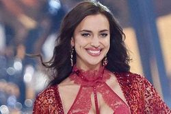 Siêu mẫu Irina Shayk mang thai vẫn sải bước ở Victoria's Secret show