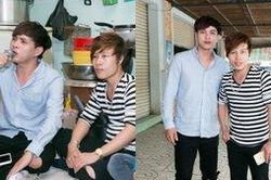 Hồ Quang Hiếu trao 20 triệu đồng cho chàng trai bán kẹo kéo có giọng hát giống mình