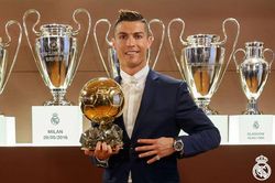 Cristiano Ronaldo lần thứ tư giành giải thưởng Quả bóng vàng